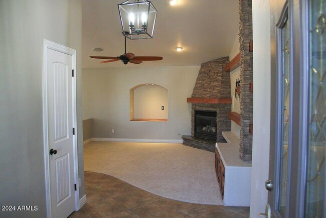 Building Photo - 6103 W Villa Theresa Dr