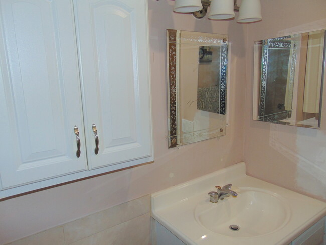 MASTER BATHROOM - 1045 Country Club Dr