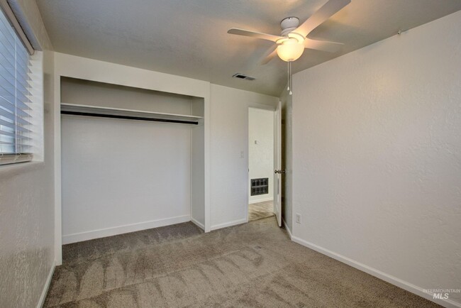 Building Photo - 2BR/1BA Pet Friendly House with Shop and Y...