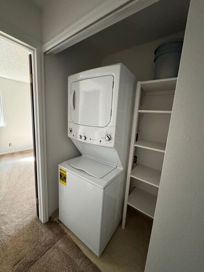 Building Photo - 2 bedroom, 2 bath condo on Southwest side of Colorado Springs