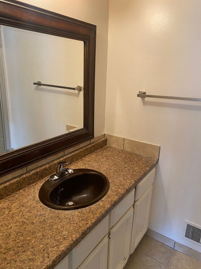 Building Photo - 2 Weeks Rent Free! 4 Bed, 3 Bath Condo in ...