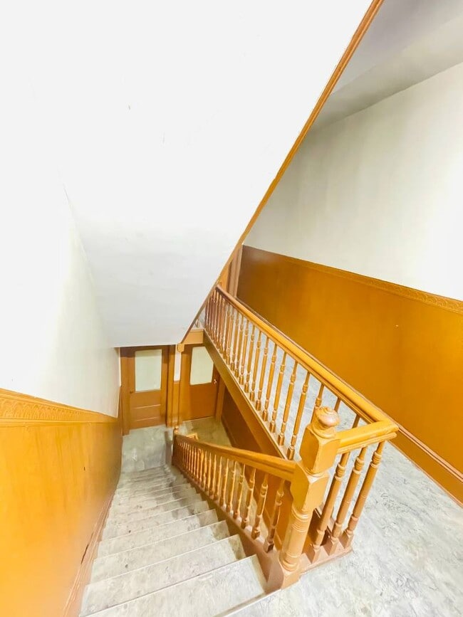 Building Photo - 71-06 65th Pl