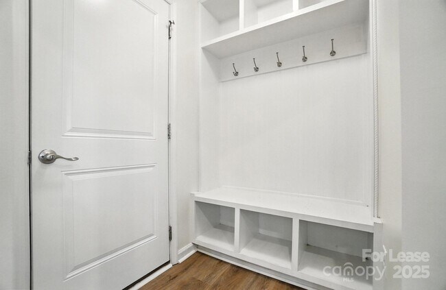 Building Photo - 2031 Hamil Ridge Dr