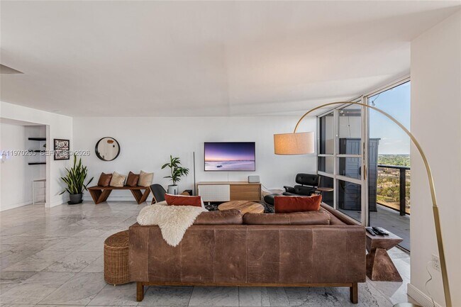 Building Photo - 600 NE 36th St