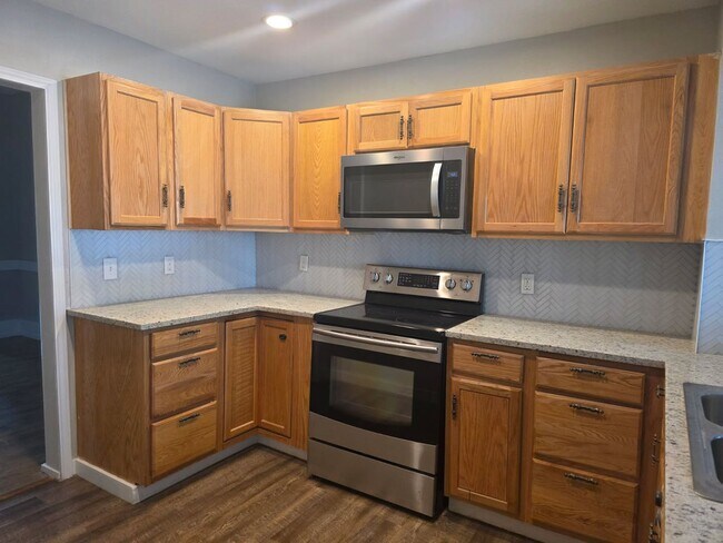 Building Photo - Step into this updated 4-bedroom, 2-bath home ideally situated in the heart of Sand Springs.