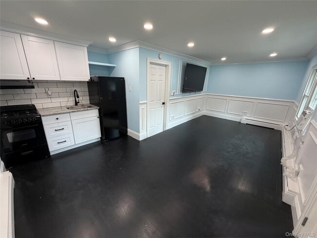 Building Photo - 305 Smithtown Blvd