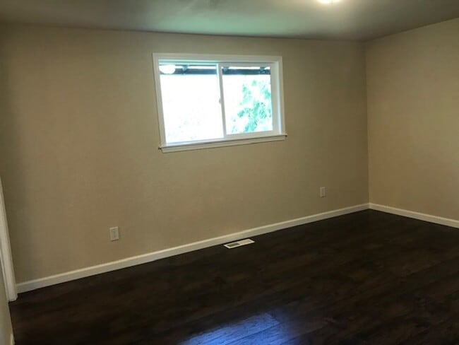 Building Photo - Beautifully remodeled 2 Story SFH 4 BD 2.5...