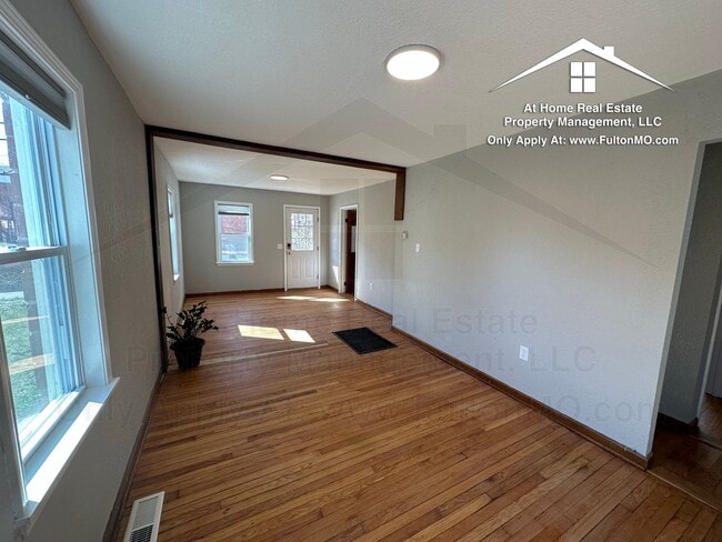 Building Photo - 1209 E Ash St