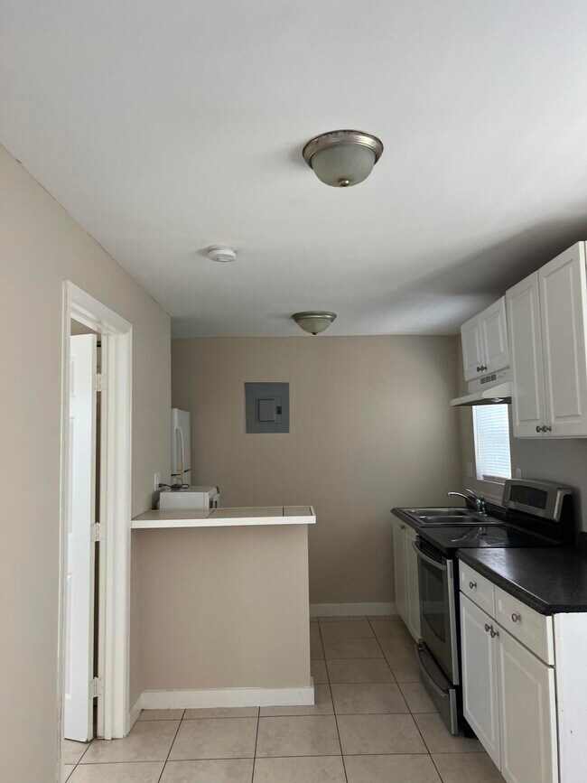 Building Photo - 639 46th St