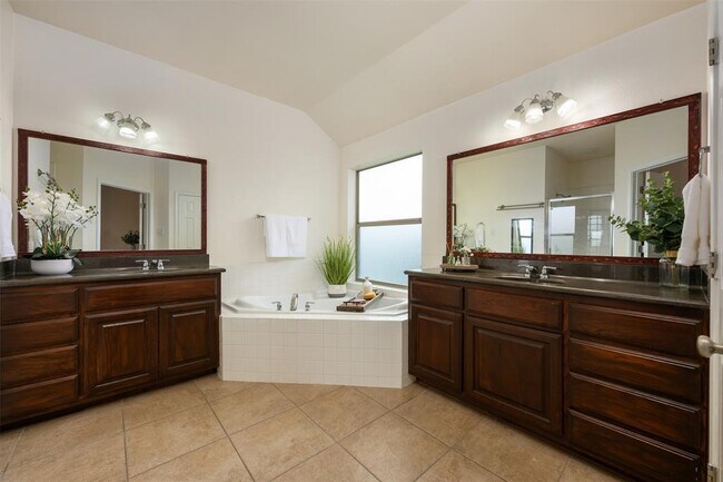 Building Photo - 112 Bearing Cove