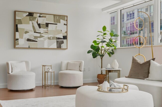 Building Photo - 800 AVENUE AT Port