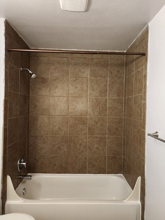 Building Photo - 1ST  FULL  MONTH'S  RENT  FREE   Pet-friendly Townhouse Near Parks and Downtown Newberg