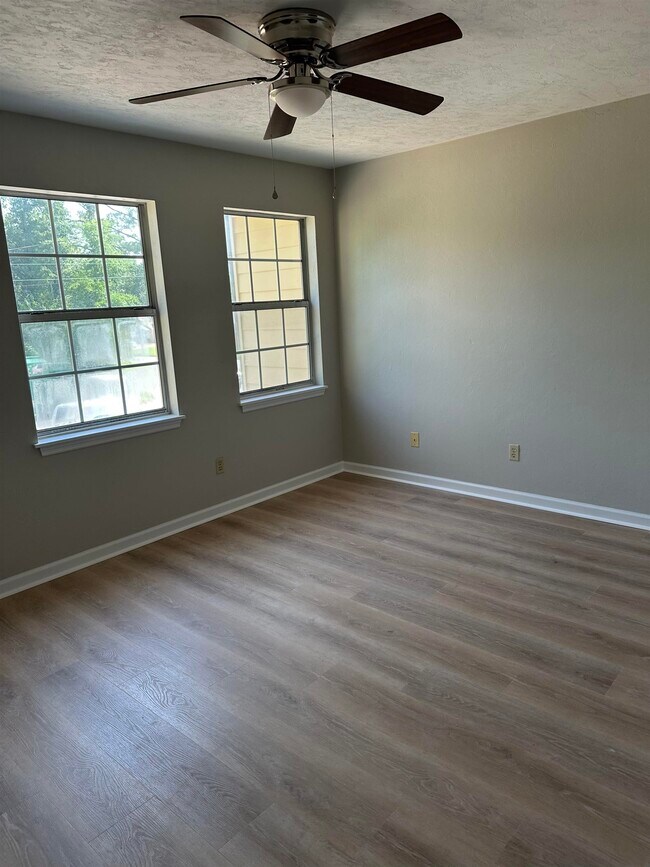 Building Photo - 2395 Claremont Ln