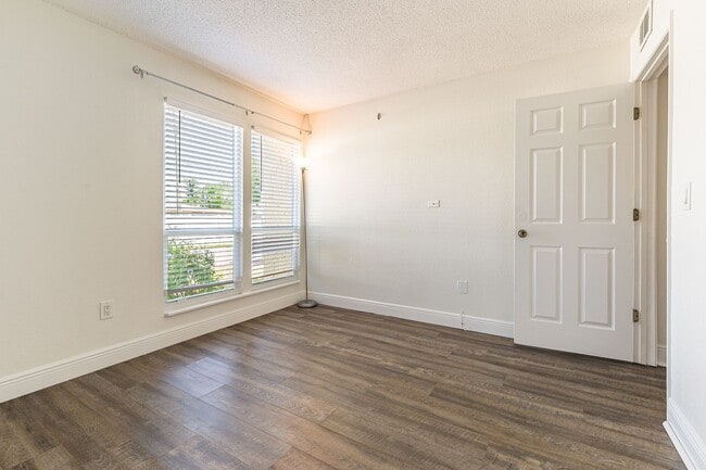 Building Photo - Desirable Location - 2-bed 2-bath Condo 5 ...