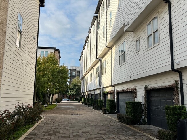 Building Photo - 616 Delano St