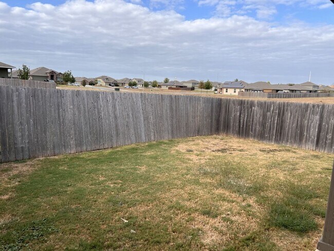 Building Photo - Spacious & Stylish Duplex in New Braunfels!