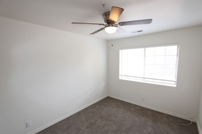 Building Photo - $500 Move-In Special | Spacious End-Unit Townhome in Village at Elk Run