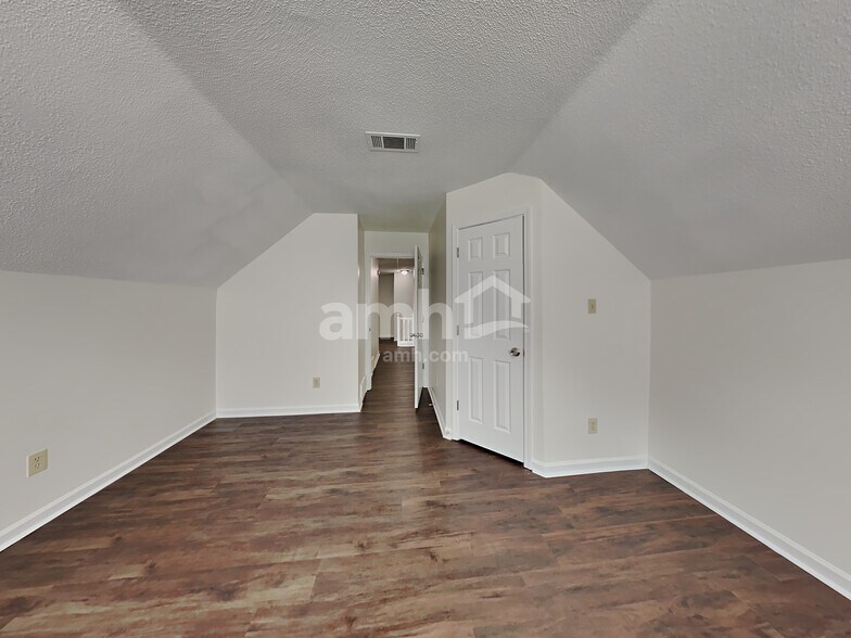 Building Photo - 3019 Long Bridge Cv