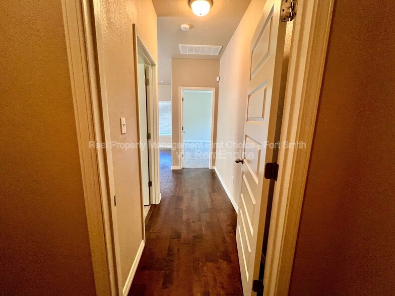 Building Photo - 615 Ridge Point Dr