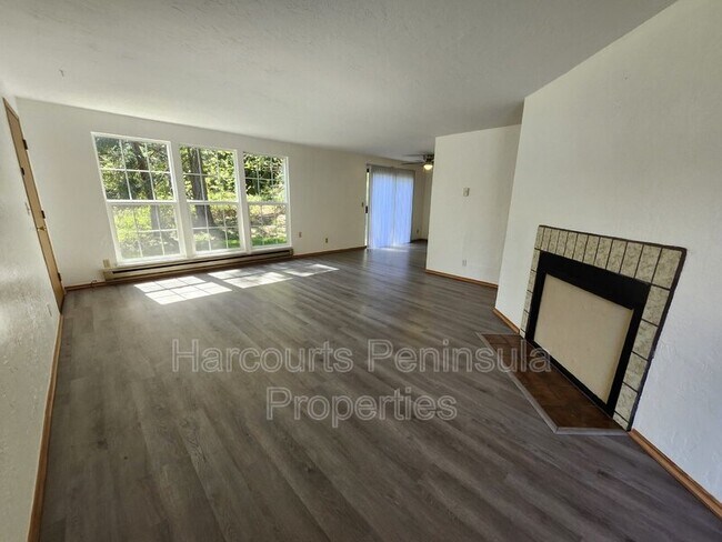 Building Photo - 6465 Lewis Dr NE