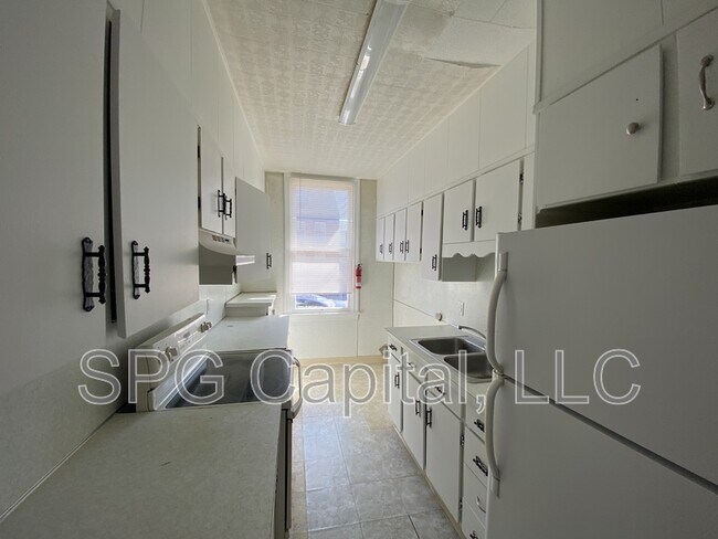 Building Photo - 351 W King St