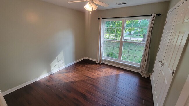 Building Photo - A 3 Bedroom Home Right Off Westport Road