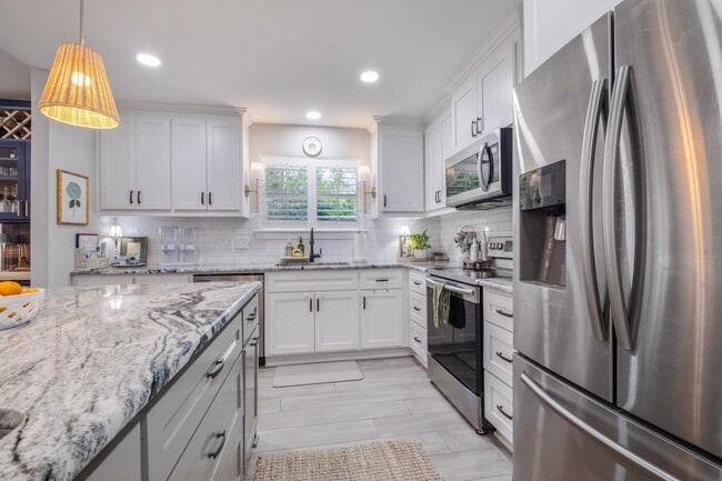 Building Photo - 605 Waverly Rd