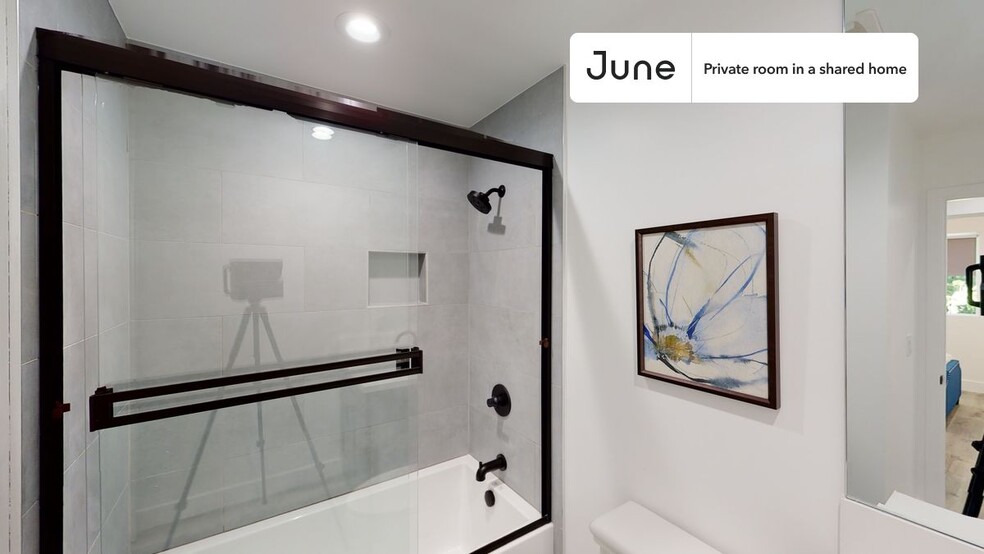 Building Photo - Private bedroom in 4 bed/3 bath Home