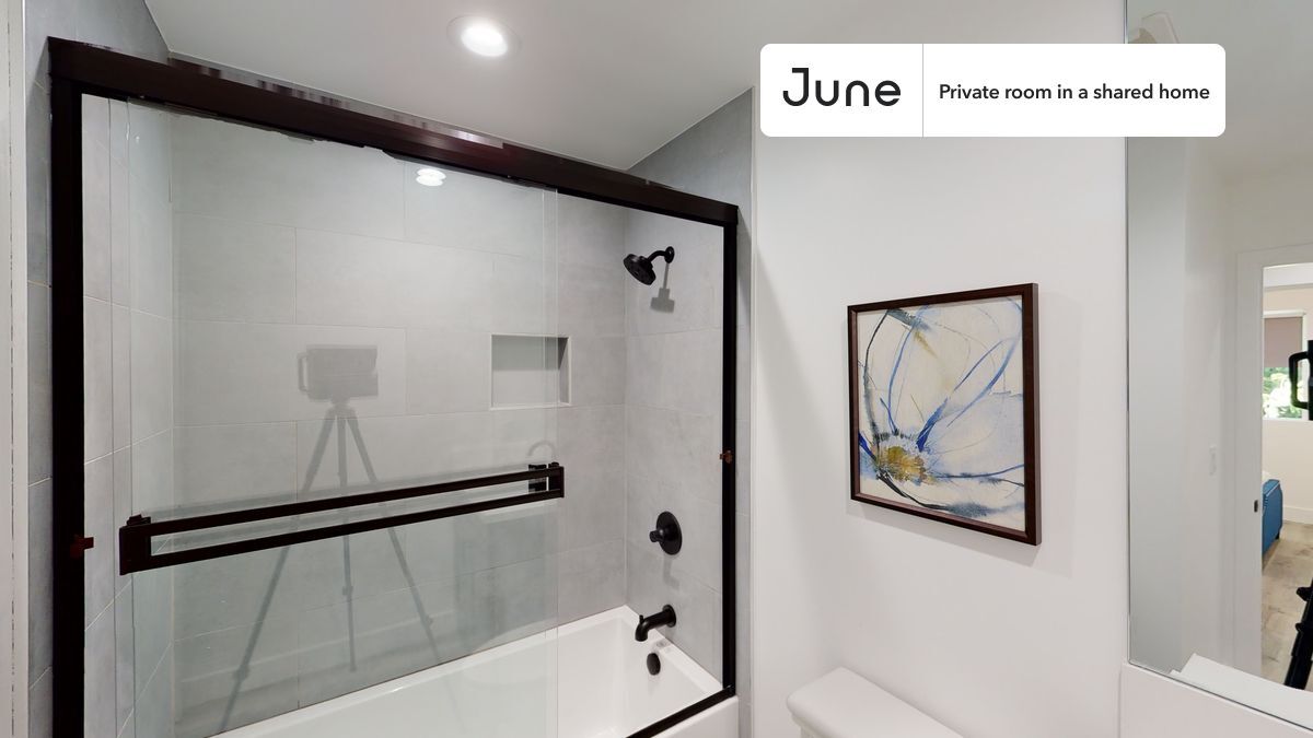 Building Photo - Room in Shared 4 bed/3 bath home