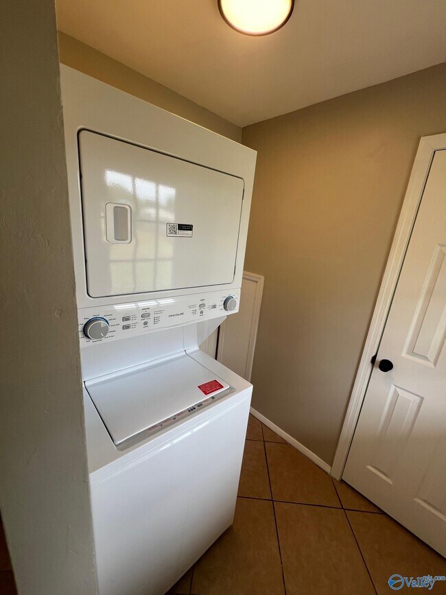 Building Photo - 2211 Penhall Dr NE