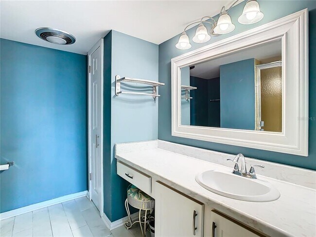 Building Photo - 7400 Sun Island Dr S