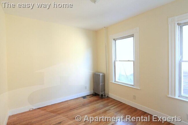 Building Photo - 569 Main St