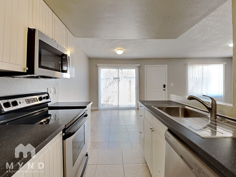 Building Photo - 2132 W Glenrosa Ave