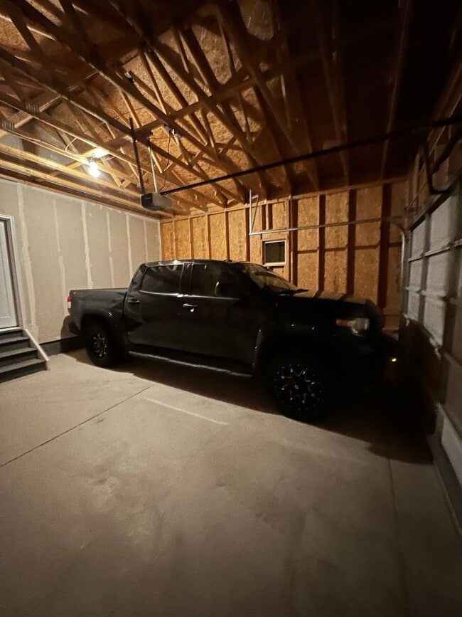 Building Photo - Beautiful Painted Prairie - 4 Bed room home - Available April!!