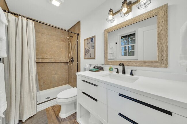 Building Photo - 5999 N Pinegrove Dr