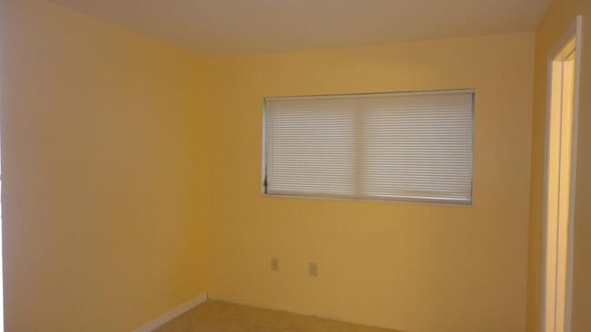 Building Photo - 1550 5th Ct
