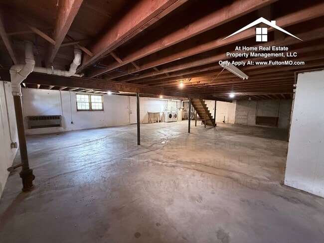 Building Photo - 511 Kleewood Dr