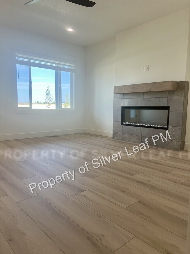Building Photo - 475 E Chevy Dr