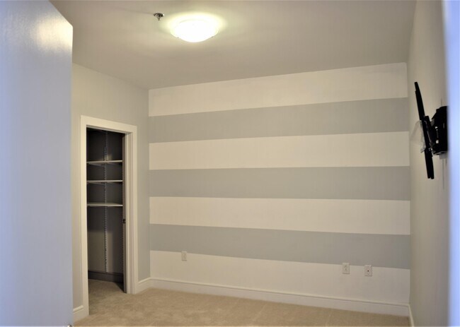 Building Photo - 333 W Trade St