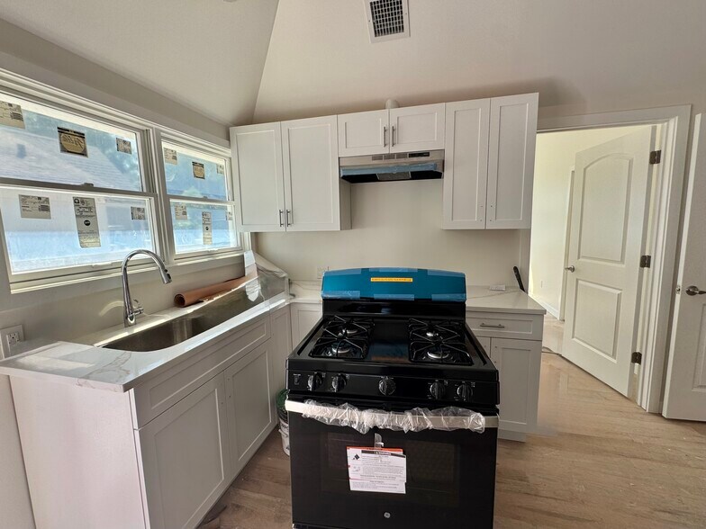 Kitchen - 98 Steamboat Rd