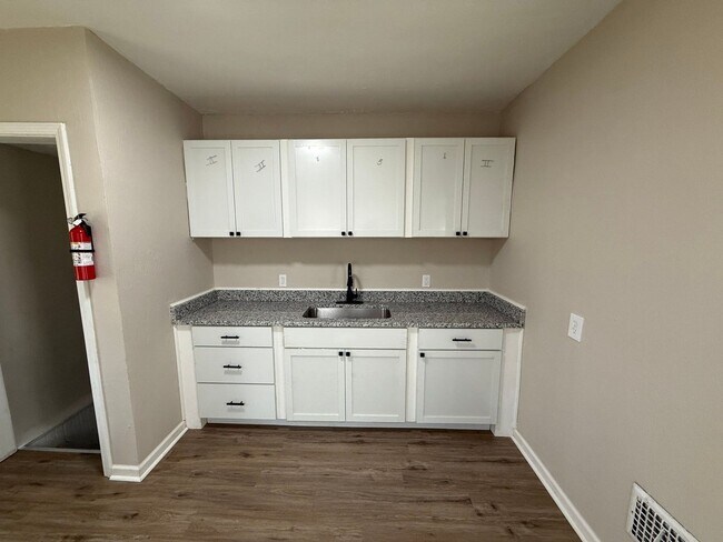 Building Photo - Renovated 3-Bedroom Home – We Welcome Sect...