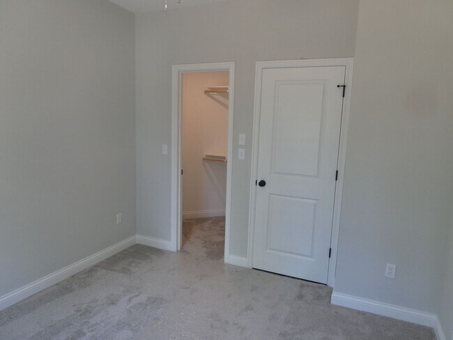 Building Photo - 3 Bedroom 2 Bathroom in South