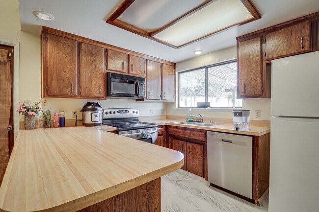 Building Photo - Great Laurelglen Home!