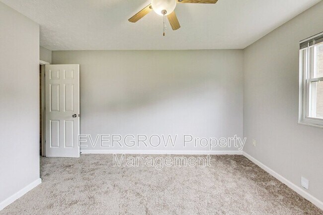 Building Photo - 961 Valley View Dr