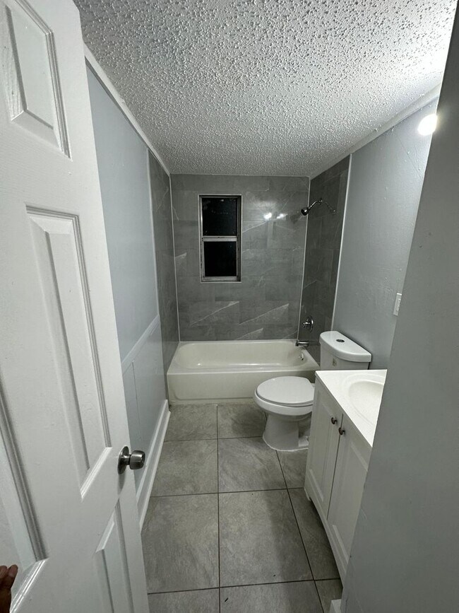 Building Photo - Fully Renovated 3/1 Single Family Available Now!