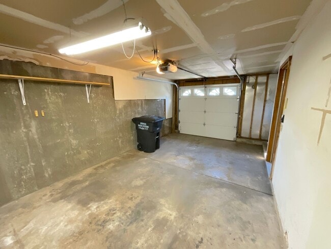 Building Photo - 2 Bedroom Townhome Available Near Austin B...