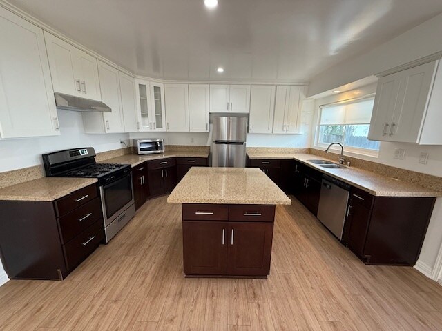 Kitchen - 8420 Gulana Ave