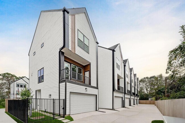 Building Photo - 905 Woodcrest Dr