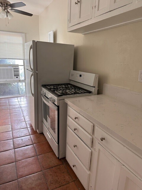 Building Photo - 152 S Sycamore Ave