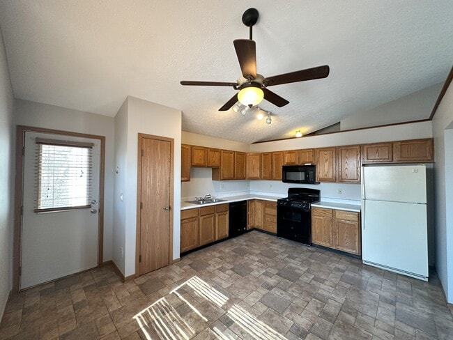 Building Photo - 4049 Sandy Ridge Dr